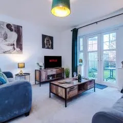 Modern 4-Bed Townhouse in Crewe by 53 Degrees Property, Ideal for Contractors & Business, FREE Parking - Sleeps 8