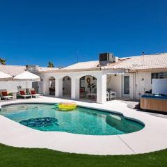 Tropical Playhouse. Heated Pool . Spa . Golf . FUN