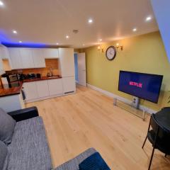 Stylish London Apartment with Terrace & Parking