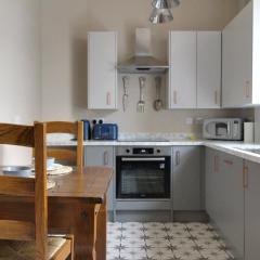 Lovely Hudds home, x4 double bedrooms & parking