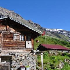 Zimmer in uriger rustikalen Alphütte auf bewirtschafteter Alp hoch in den Bergen, inkl VP