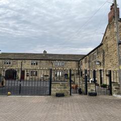 The Farm House Modern spacious 2 bedroom home at Tong road Leeds perfect for contractors free secure parking