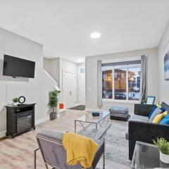 Upscale Urban Oasis- Stylish Townhome Getaway-Comfort for Family, Work and Longer Visits