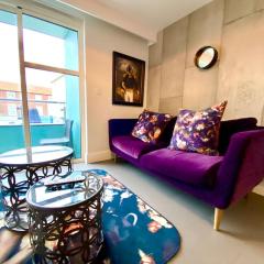 Stunning Apartment - 1 Minute walk to Poole Quay - Great Location - Free Parking - Fast WiFi - Smart TV - Newly decorated - sleeps up to 2! Close to Poole & Bournemouth & Sandbanks