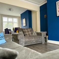 Whitworth House, Sleeps 6 TVs in all bedrooms, WIFI - 3 bedroom