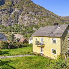 Cozy Apartment In rdalstangen With Wifi