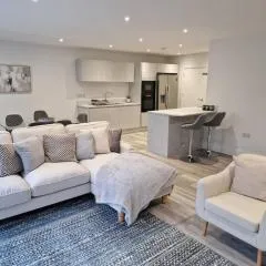 Luxury 3 Bed House, Parking, Garden and 2 Office desks 2