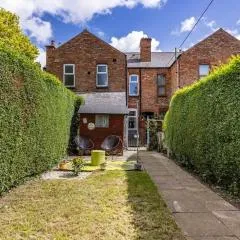 Traditional Quiet Townhouse with Two Bedrooms and Private Garden Great for Airport Crew and Professionals