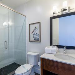 Elegant 4 BR Luxury Condo with Rooftop Pool Next to the Hangout