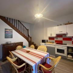 Maison de charme à 100m de la plage, 2 chambres, cour commune et animaux acceptés - FR-1-413-116