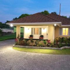 Lovely 3 Bedroom Vacay Home JA4