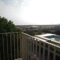 Homely 1 bedroom flat with side sea view