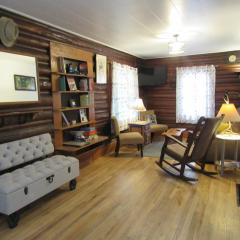 Comfy log cabin in walking distance of downtown