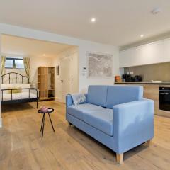 Luxury one bedroom Greenwich studio apartment near Canary Wharf by UnderTheDoormat