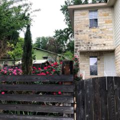 Cozy 3-bed Garden Home - 10 mins to UT Stadium and Downtown Austin