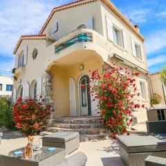 SOUS BOIS Charming villa with nice outdoor area & Jacuzzi at 200m from beaches of Juan