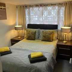 THE MOUNTAIN VIEW SUITE - 2 minute walk to the lovely beach front promernade of llandudno