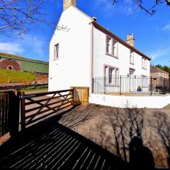 Balmeadowside Farmhouse with Hot Tub