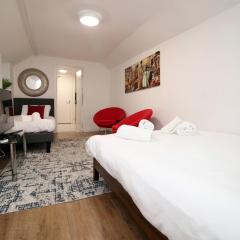 Lovely Studio Flat With Free Parking - Near to City Center