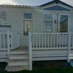 Luxury 2 bedroom caravan with large decking Close to beach