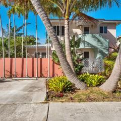 Art Deco Pool house mile and a half to beach Pets Welcome