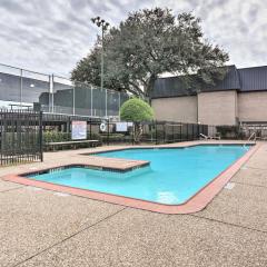 Condo with Outdoor Pool Access 1 Mi to NRG Stadium