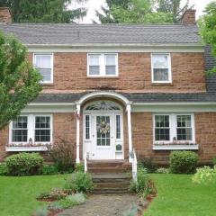 Scheller House Downtown- 2600 square foot- 4 bedroom -1920 Historic