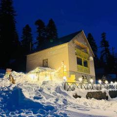 კოტეჯი ბახმაროში woodenhouse Sunrise