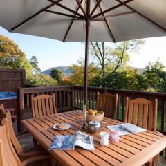 Copper Beech Lodge with Hot Tub