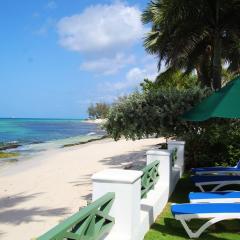 Casual Beachfront Studio with Pool apts