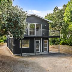 Bold Beauty - Paraparaumu Upstairs Holiday Unit