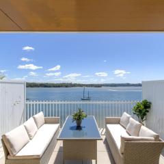 Superb 2-Bed Apartment with Scenic Bay Views