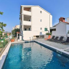 4 Bedroom Cozy Apartment In Okrug Donji