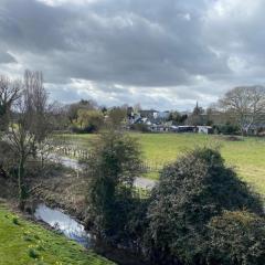 Contemporary, Cosy & Homely 2 Bed Apartment with High-Speed WIFI, Terrace & Free Parking overlooking Stourbridge Common Park & Coldham's Brook