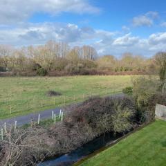 Contemporary, Cosy & Homely 2 Bed Apartment with High-Speed WIFI, Terrace & Free Parking overlooking Stourbridge Common Park & Coldham's Brook