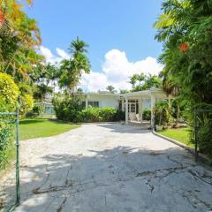 2 minute walk to Beach & Pool - Casual 2-Bed House home