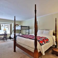 The Birch Ridge- Family Room #11 - Queen Bunkbed Suite in Killington, Vermont home