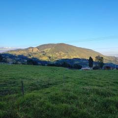 Casa campo vista a las montañas