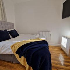 Flat 5. Modern studio apartment, Tynte Hotel, Mountain Ash