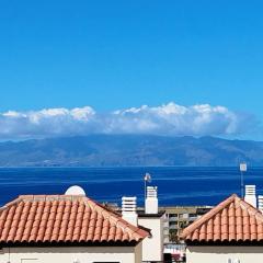 Chilly Apartment - Sunny rooftop terrace with ocean view