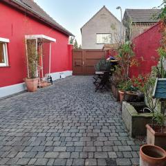 Schönste Lage am Rhein, behagliches Haus mit Kamin.