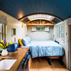 Nutkins Luxury Shepherd Hut with hot tub close to Lyme Regis