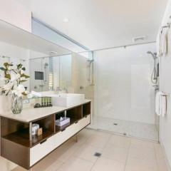 9408 Luxury Apartment Close to Hastings Street