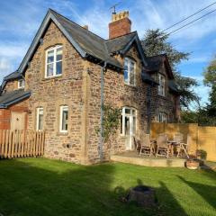 Country Cottage Retreat-With Hot Tub & Firepit/BBQ