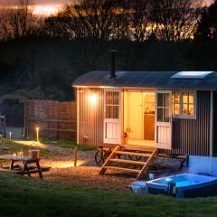 Nutkins Luxury Shepherd Hut with hot tub close to Lyme Regis