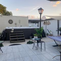 Tiny place w private hot jacuzzi 7 min to Miami international airport