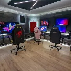 Smart Luxury - Gaming Arena, Gym, Sauna and Jacuzzi