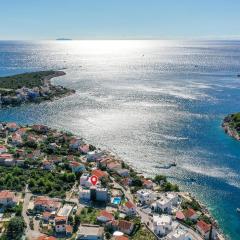 Ten-Bedroom Holiday Home In Razanj