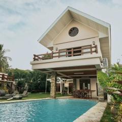 Exclusive Beachfront House w/ Pool & Saltwater Tub