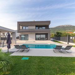 4 Bedroom Stunning Home In Kastel Stari